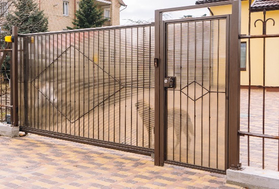 Купить ворота из профлиста с элементами ковки, с металлическими столбами в рамке или под дерево в Ломоносове от 156345 руб